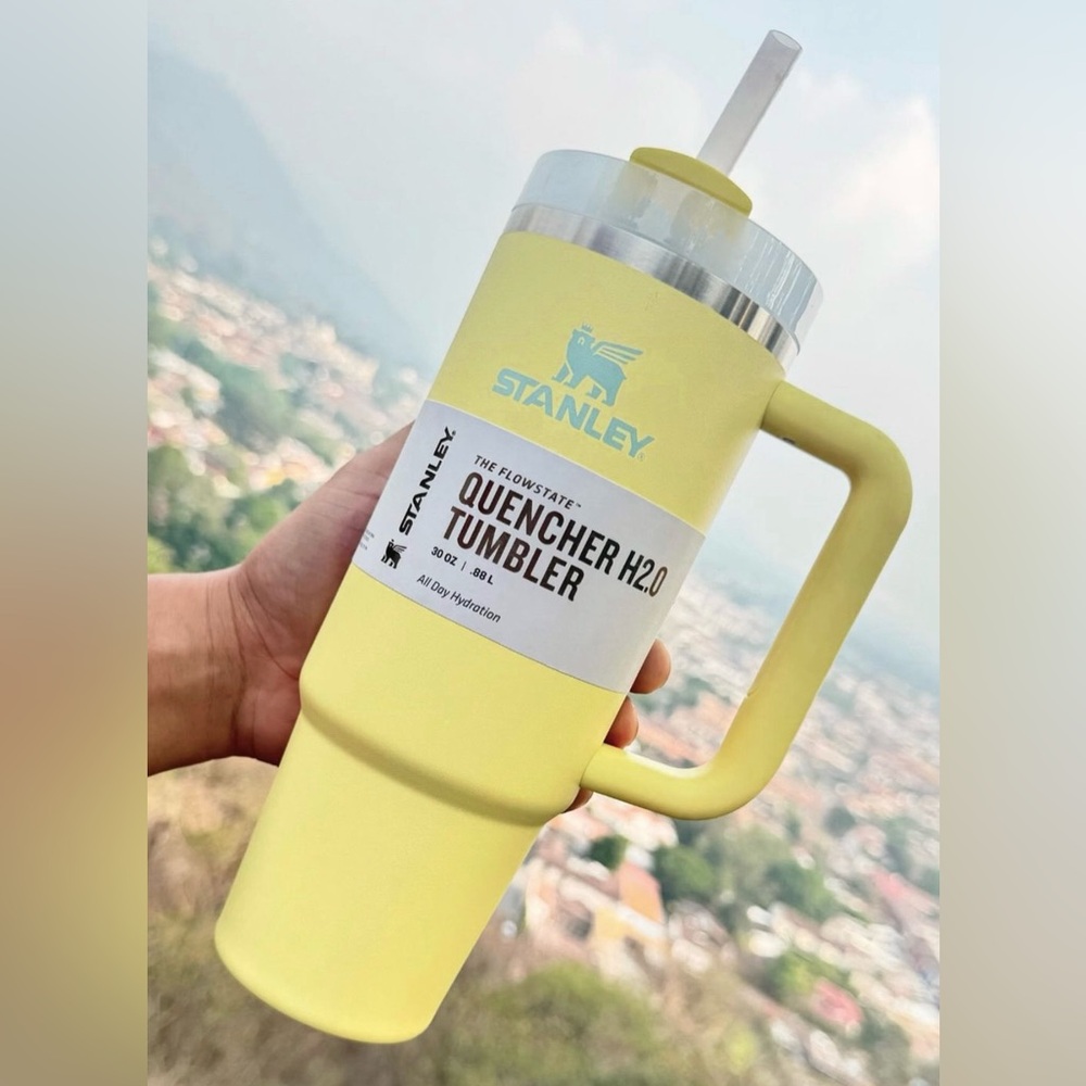 BRAND NEW W/ TAG Pomelo Light Yellow 30oz Stanley .88 L Quencher H2.0 Tumbler!